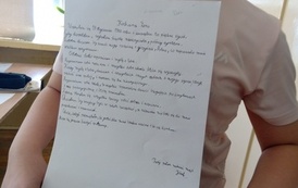 Uczniowie prezentują prace konkursowe upamiętniające kapitana J&oacute;zefa Jaronia
