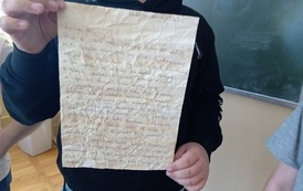 Uczniowie prezentują prace konkursowe upamiętniające kapitana J&oacute;zefa Jaronia