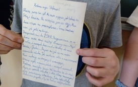 Uczniowie prezentują prace konkursowe upamiętniające kapitana J&oacute;zefa Jaronia