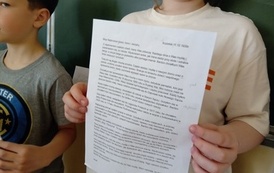 Uczniowie prezentują prace konkursowe upamiętniające kapitana J&oacute;zefa Jaronia
