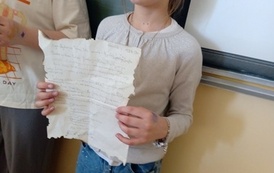 Uczniowie prezentują prace konkursowe upamiętniające kapitana J&oacute;zefa Jaronia