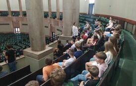 Uczniowie na widowni  Sejmu Rzeczypospolitej Polskiej w Warszawie