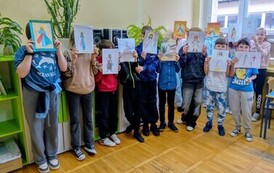 Uczniowie prezentują swoje prace plastyczne
