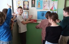 Uczeń prezentuje swoją pracę plastyczną