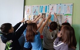 Uczniowie prezentują swoje prace plastyczne