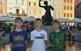 Trzech uczni&oacute;w na Starym Rynku w Warszawie