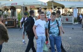 Dw&oacute;ch uczni&oacute;w na Starym Rynku w Warszawie