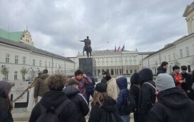 Uczniowie przed Pałacem Prezydenckim