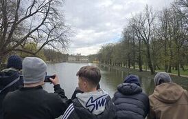Uczniowie przed Pałacem na Wyspie