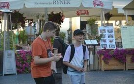 Dw&oacute;ch uczni&oacute;w na Starym Rynku w Warszawie