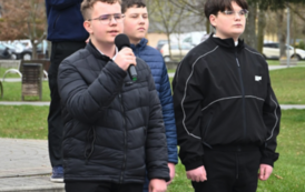 Montaż słowno-muzyczny w wykonaniu uczni&oacute;w z klasy 7 C