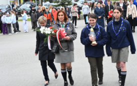 Uczniowie i nauczyciele PSP nr 2 składają kwiaty pod pomnikiem