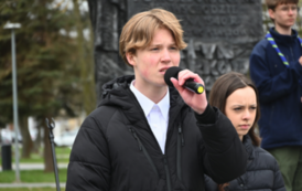 Uczeń klasy VII c biorący udział w montażu słowno-muzycznym