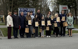 Laureaci Konkursu literackiego z organizatorami i koordynatorami tego konkursu