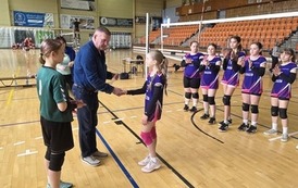 Kapitan drużyny odbiera dyplom
