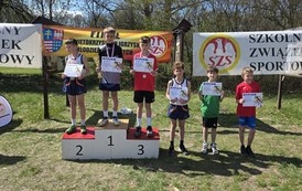 Dekoracja najlepszych sześciu zawodnik&oacute;w z rocznika 2015