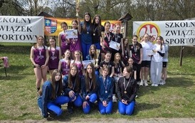 Drużyny dziewcząt na podium z rocznika 2011-2012