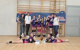 Zesp&oacute;ł ze staszowskiej dw&oacute;jki z nauczycielem i rodzicami