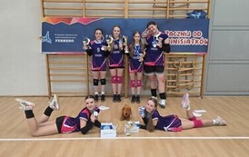 Zesp&oacute;ł ze staszowskiej dw&oacute;jki z medalami pucharami i nagrodami