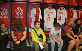 Uczniowie w szatni reprezentacji Polski na Stadionie Narodowym w Warszawie