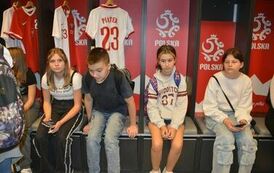Uczniowie w szatni reprezentacji Polski na Stadionie Narodowym w Warszawie