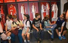 Uczniowie w szatni reprezentacji Polski na Stadionie Narodowym w Warszawie