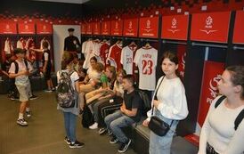 Uczniowie w szatni reprezentacji Polski na Stadionie Narodowym w Warszawie