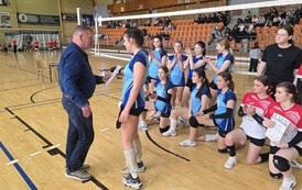 Kapitan odbiera gratulacje z awansu