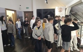 Uczniowie klasy 6A w Sali Historii i Kultury Żydowskiej w Staszowie