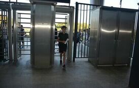 Uczeń podczas wejścia przez &bdquo;bramki&rdquo; na Stadion Narodowy w Warszawie