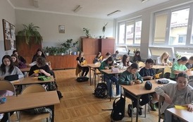 Uczniowie klasy 6A wycinający żonkile