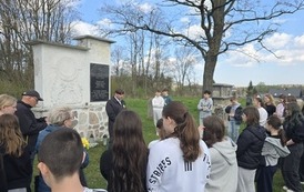 Dyrektor szkoły przemawiający do zebranych na cmentarzu żydowskim w Staszowie