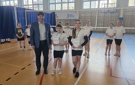 Dyrektor wręcza dyplomy i medale