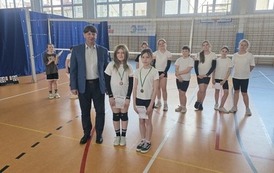Dyrektor wręcza dyplomy i medale