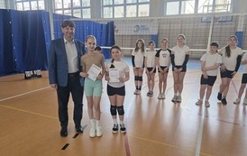 Dyrektor wręcza dyplomy i medale