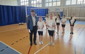 Dyrektor wręcza dyplomy i medale