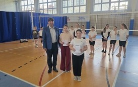 Dyrektor wręcza dyplomy i medale