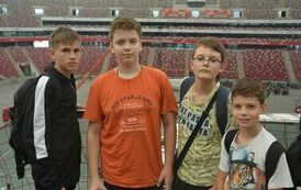 Czworo uczni&oacute;w na tarasie widokowym Stadionu Narodowego w Warszawie