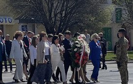 Delegacje szk&oacute;ł i przedszkoli składają kwiaty pod pomnikiem
