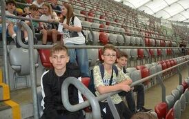 Grupa uczni&oacute;w na tarasie widokowym Stadionu Narodowego w Warszawie