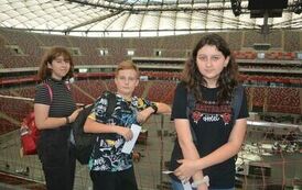 Troje uczni&oacute;w na  tarasie widokowym Stadionu Narodowego w Warszawie