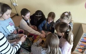 Uczniowie wysiewają nasiona na świetlicy szkolnej