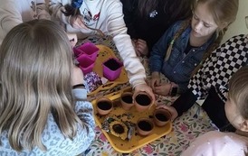 Uczniowie wysiewają nasiona na świetlicy szkolnej