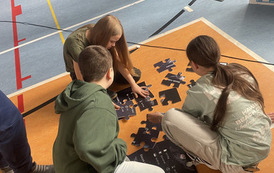 Uczniowie układają puzzle