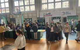 Uczniowie na hali sportowej uczą się jak dbać o środowisko naturalne