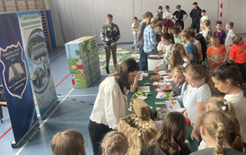 Uczniowie na hali sportowej uczą się jak dbać o środowisko naturalne