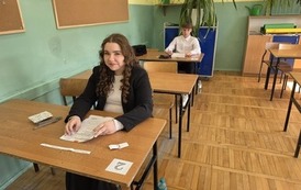 Uczniowie podczas egzaminu &oacute;smoklasisty