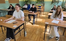 Uczniowie podczas egzaminu &oacute;smoklasisty