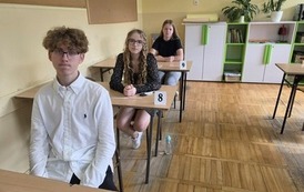 Uczniowie podczas egzaminu &oacute;smoklasisty