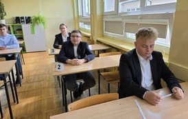 Uczniowie podczas egzaminu &oacute;smoklasisty